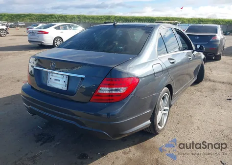 2013 Mercedes-Benz C 250 Sport z USA, uszkodzony, nr VIN WDDGF4HB0DR295280